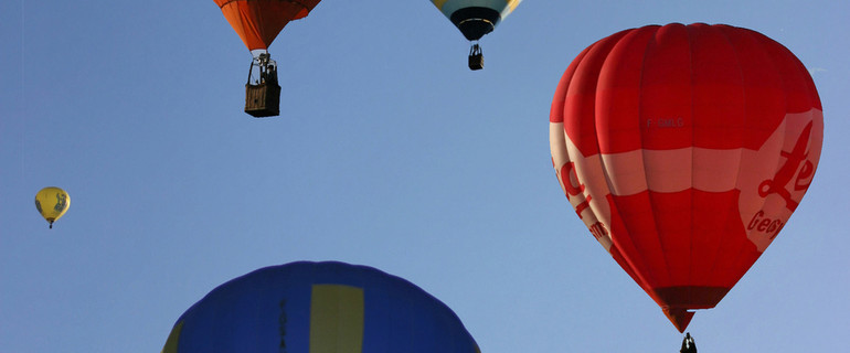 montgolfières multicolores